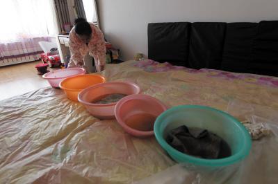 南岔楼上漏水，住户失联，小区没物管，业主维权难！律师来支招……